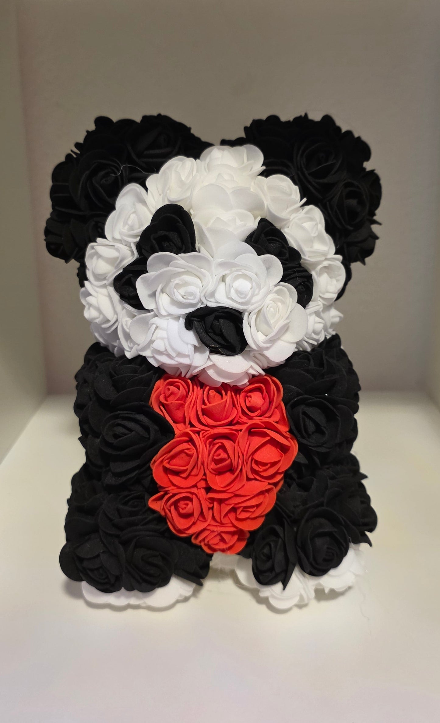 Produktbeschreibung: Handgefertigter Rosenbär & Panda